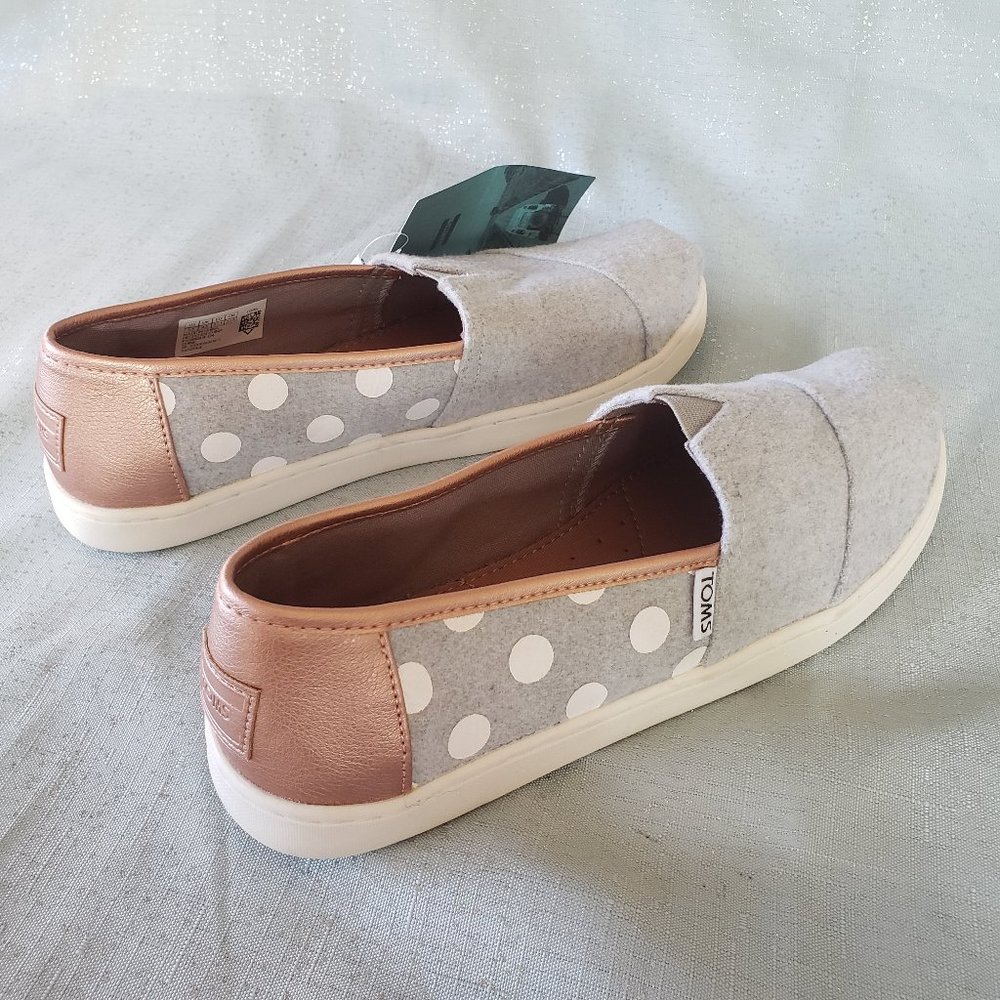 BRAND NEW WITH TAG, TOMS Youth Classic . grey felt and rose gold polka dots  5.5